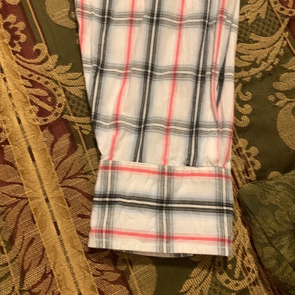 Mens long sleeve button down shirt.  Size XL.  Fits like an Athletic Fit shirt. - Picture 6 of 6